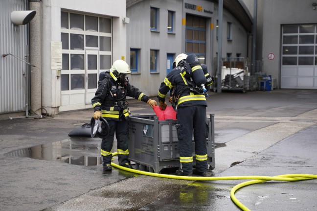 Feuerwehr bei Brand eines Batteriepakets eines Hybridfahrzeuges in Leonding im Einsatz