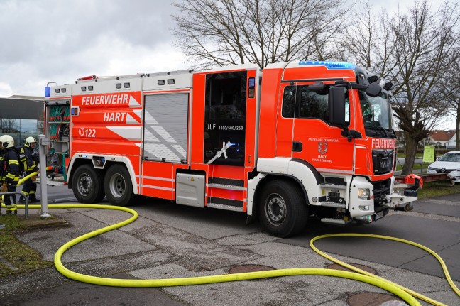 Feuerwehr bei Brand eines Batteriepakets eines Hybridfahrzeuges in Leonding im Einsatz