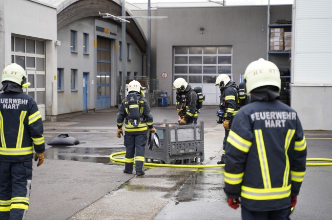 Feuerwehr bei Brand eines Batteriepakets eines Hybridfahrzeuges in Leonding im Einsatz