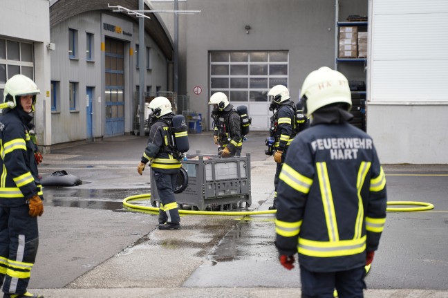 Feuerwehr bei Brand eines Batteriepakets eines Hybridfahrzeuges in Leonding im Einsatz