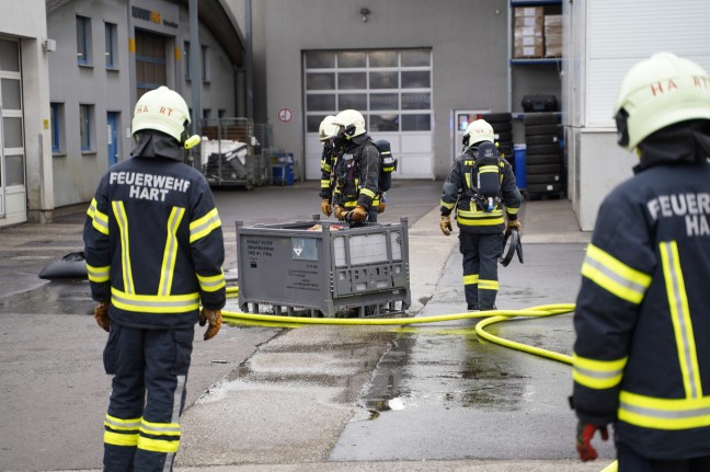 Feuerwehr bei Brand eines Batteriepakets eines Hybridfahrzeuges in Leonding im Einsatz