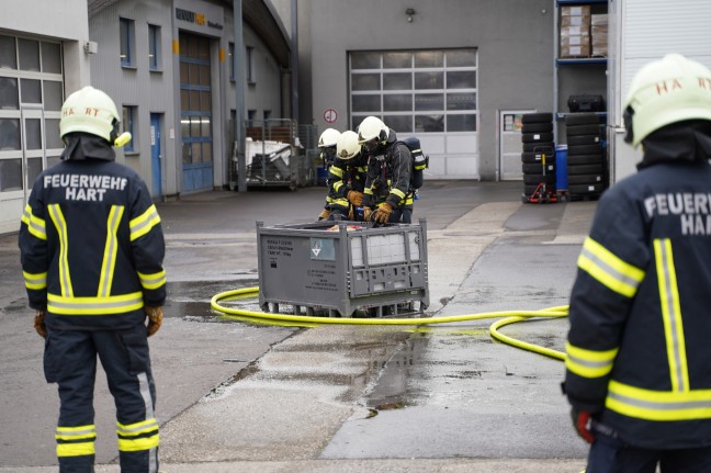 Feuerwehr bei Brand eines Batteriepakets eines Hybridfahrzeuges in Leonding im Einsatz