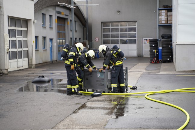 Feuerwehr bei Brand eines Batteriepakets eines Hybridfahrzeuges in Leonding im Einsatz