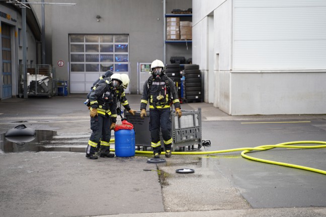Feuerwehr bei Brand eines Batteriepakets eines Hybridfahrzeuges in Leonding im Einsatz
