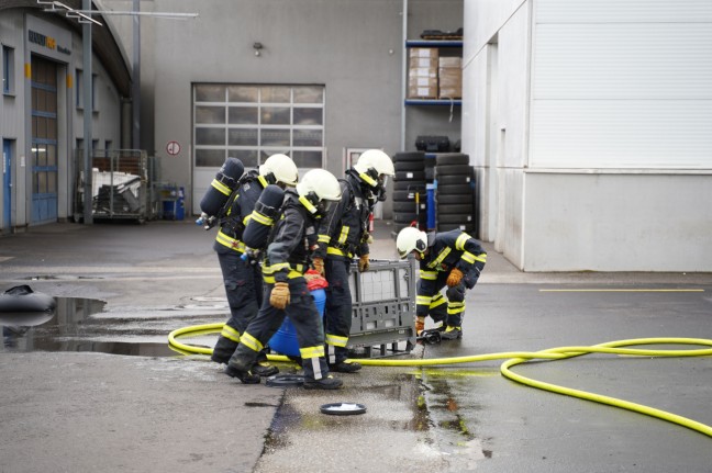 Feuerwehr bei Brand eines Batteriepakets eines Hybridfahrzeuges in Leonding im Einsatz