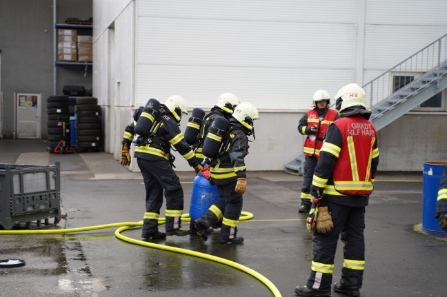 Feuerwehr bei Brand eines Batteriepakets eines Hybridfahrzeuges in Leonding im Einsatz