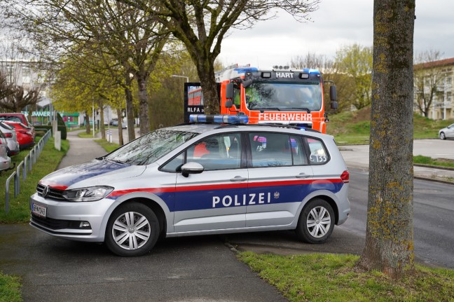 Feuerwehr bei Brand eines Batteriepakets eines Hybridfahrzeuges in Leonding im Einsatz