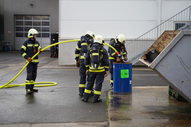 Feuerwehr bei Brand eines Batteriepakets eines Hybridfahrzeuges in Leonding im Einsatz
