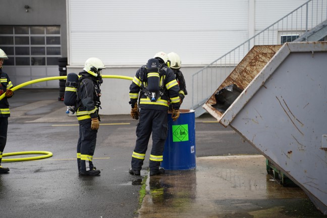 Feuerwehr bei Brand eines Batteriepakets eines Hybridfahrzeuges in Leonding im Einsatz