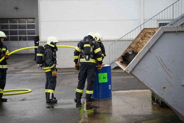 Feuerwehr bei Brand eines Batteriepakets eines Hybridfahrzeuges in Leonding im Einsatz