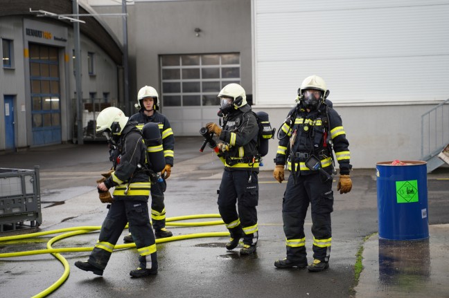 Feuerwehr bei Brand eines Batteriepakets eines Hybridfahrzeuges in Leonding im Einsatz