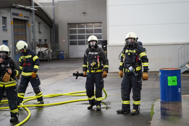 Feuerwehr bei Brand eines Batteriepakets eines Hybridfahrzeuges in Leonding im Einsatz