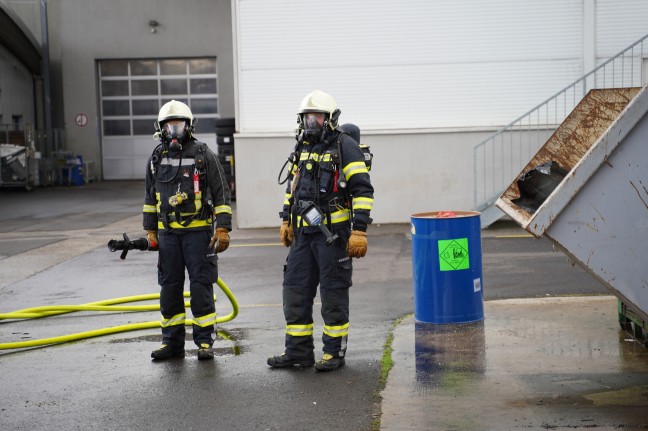 Feuerwehr bei Brand eines Batteriepakets eines Hybridfahrzeuges in Leonding im Einsatz