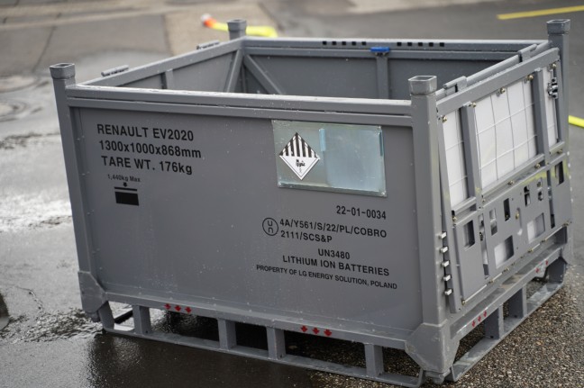 Feuerwehr bei Brand eines Batteriepakets eines Hybridfahrzeuges in Leonding im Einsatz