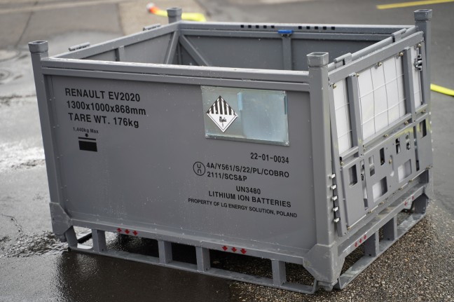 Feuerwehr bei Brand eines Batteriepakets eines Hybridfahrzeuges in Leonding im Einsatz