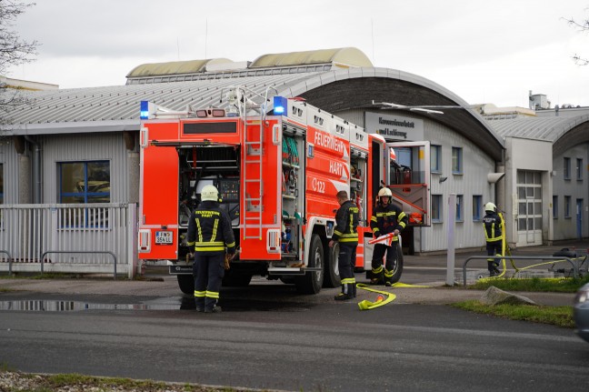 Feuerwehr bei Brand eines Batteriepakets eines Hybridfahrzeuges in Leonding im Einsatz