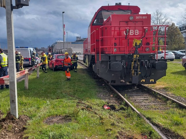 Auto auf Bahnbergang in Linz-Industriegebiet-Hafen von Verschublok erfasst