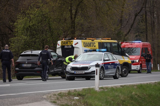 Person nach Verkehrsunfall auf Pyhrnpass Strae bei Micheldorf in Obersterreich aus Auto befreit