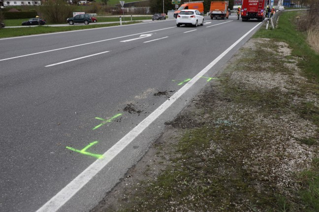 Person nach Verkehrsunfall auf Pyhrnpass Strae bei Micheldorf in Obersterreich aus Auto befreit