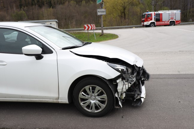 Person nach Verkehrsunfall auf Pyhrnpass Straße bei Micheldorf in Oberösterreich aus Auto befreit