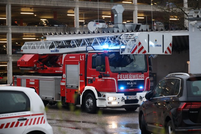 Feuerwehr bei Dienststelle eines Rettungsdienstes in Wels-Neustadt im Einsatz