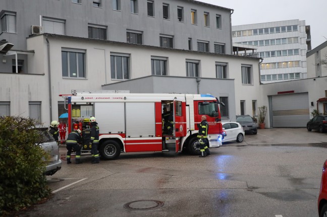 Feuerwehr bei Dienststelle eines Rettungsdienstes in Wels-Neustadt im Einsatz