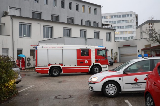 Feuerwehr bei Dienststelle eines Rettungsdienstes in Wels-Neustadt im Einsatz