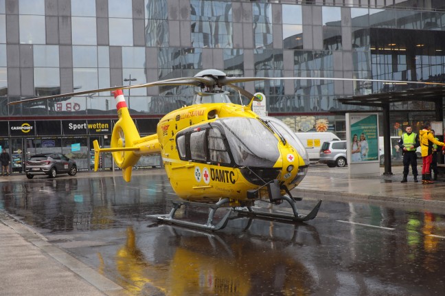 Notarzthubschrauber nach medizinischem Notfall in Wels-Innenstadt im Einsatz