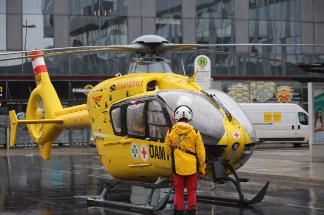 Notarzthubschrauber nach medizinischem Notfall in Wels-Innenstadt im Einsatz