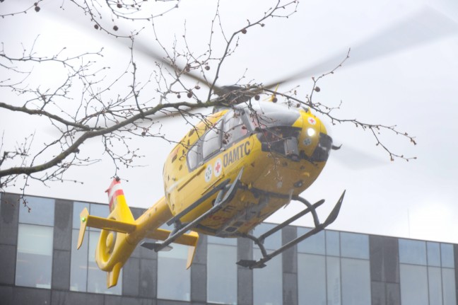 Notarzthubschrauber nach medizinischem Notfall in Wels-Innenstadt im Einsatz