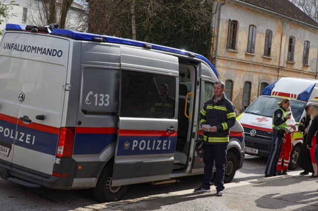 Kreuzungscrash zweier PKW vor Hauptfeuerwache in Wels-Innenstadt