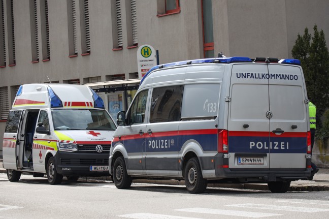 Kreuzungscrash zweier PKW vor Hauptfeuerwache in Wels-Innenstadt