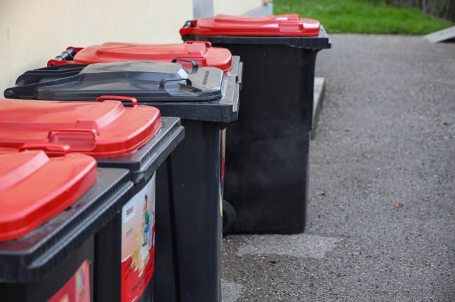 Wasserdampf aus Abluftrohr hinter Altpapiercontainern lste Einsatz in Wels-Neustadt aus