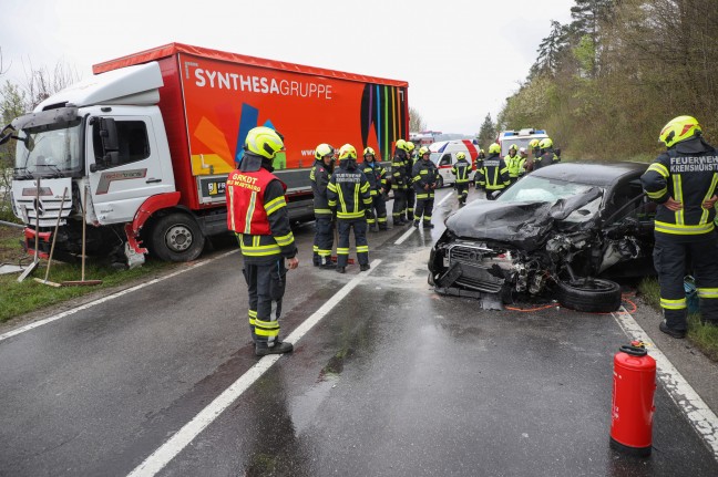 Schwerer Verkehrsunfall zwischen LKW und PKW in Kremsmnster fordert zwei Verletzte