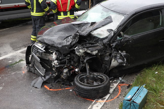 Schwerer Verkehrsunfall zwischen LKW und PKW in Kremsmünster fordert zwei Verletzte