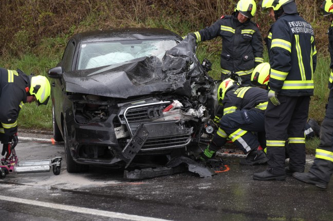 Schwerer Verkehrsunfall zwischen LKW und PKW in Kremsmünster fordert zwei Verletzte