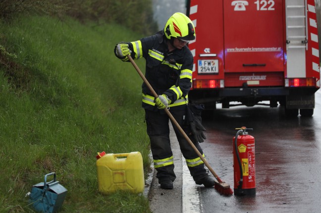 Schwerer Verkehrsunfall zwischen LKW und PKW in Kremsmünster fordert zwei Verletzte