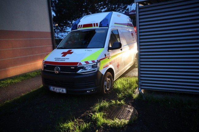 Bergung eines Rettungsfahrzeuges in Wels-Vogelweide durch die Feuerwehr