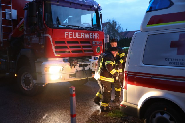 Bergung eines Rettungsfahrzeuges in Wels-Vogelweide durch die Feuerwehr