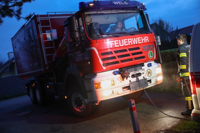 Bergung eines Rettungsfahrzeuges in Wels-Vogelweide durch die Feuerwehr