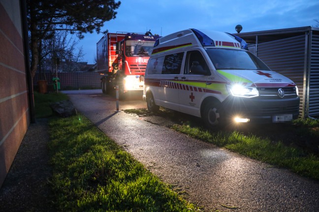 Bergung eines Rettungsfahrzeuges in Wels-Vogelweide durch die Feuerwehr