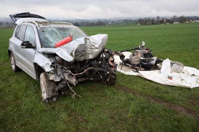 Auto bei Unfall in Gschwandt durch Garagenwand gedonnert