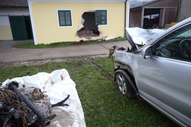 Auto bei Unfall in Gschwandt durch Garagenwand gedonnert