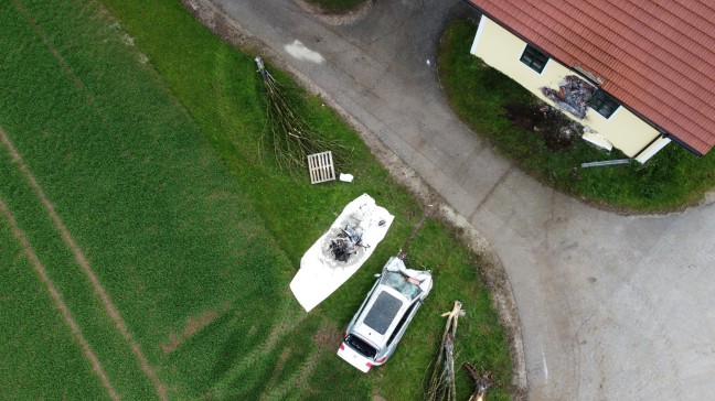 Auto bei Unfall in Gschwandt durch Garagenwand gedonnert