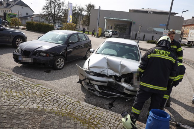 Kreuzungsunfall auf Voralpenstraße in Sattledt fordert eine verletzte Person