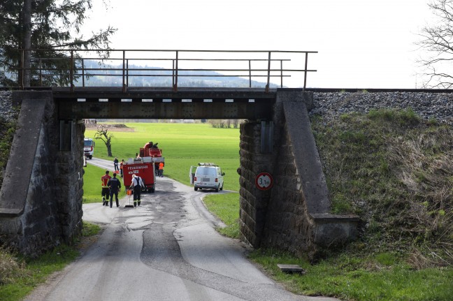 Unterfhrungsbauwerk beschdigt: LKW-Kran touchierte Brcke der Almtalbahn bei Pettenbach