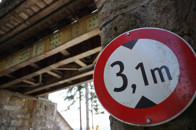 Unterführungsbauwerk beschädigt: LKW-Kran touchierte Brücke der Almtalbahn bei Pettenbach