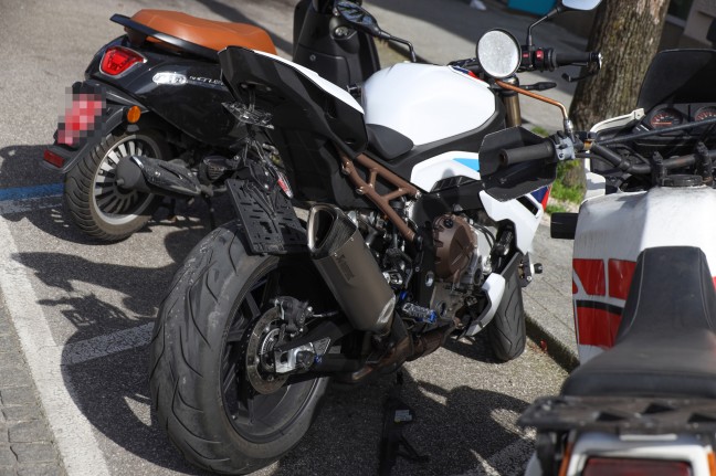 Auto in Wels-Innenstadt auf Motorrad aufgefahren - Motorradlenker verletzt