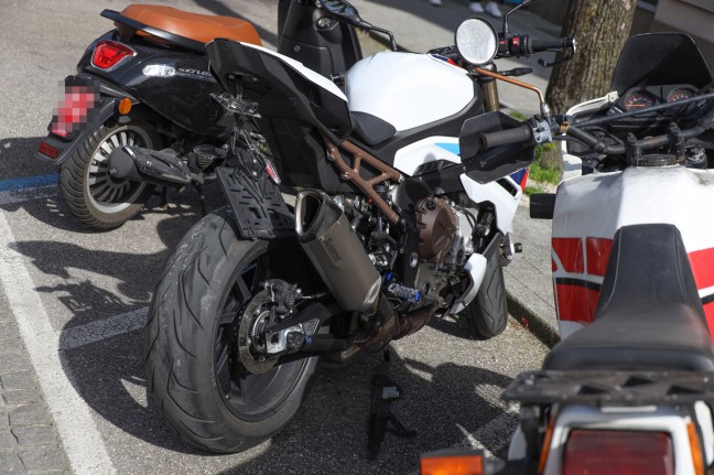 Auto in Wels-Innenstadt auf Motorrad aufgefahren - Motorradlenker verletzt