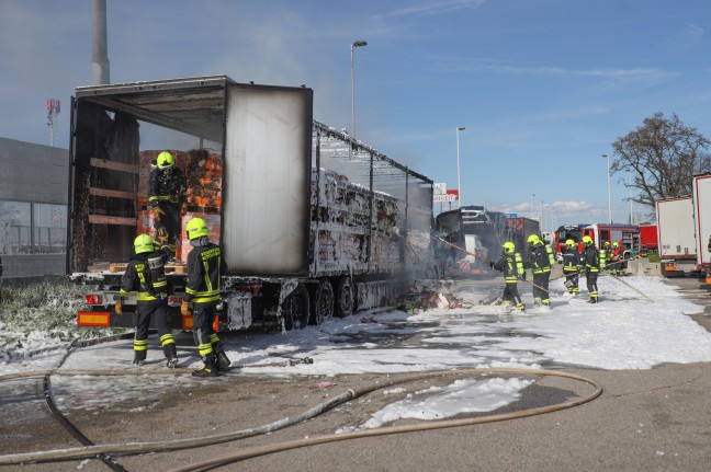 Fünf Feuerwehren bei LKW-Brand auf Raststation der Westautobahn in Ansfelden im Großeinsatz